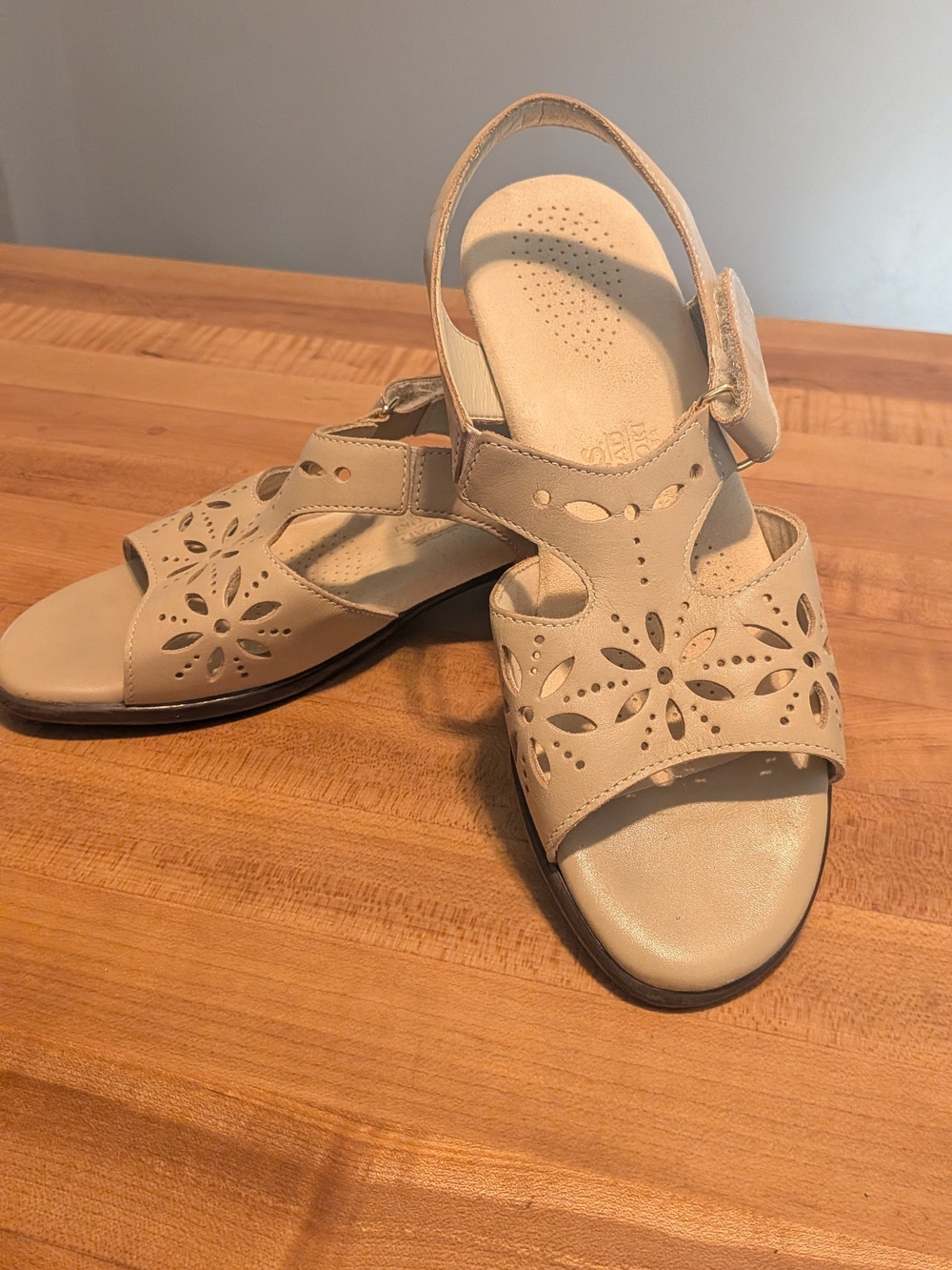 SAS Taupe Leather Cutout Floral Comfort Block Heel Sandals Size 8M